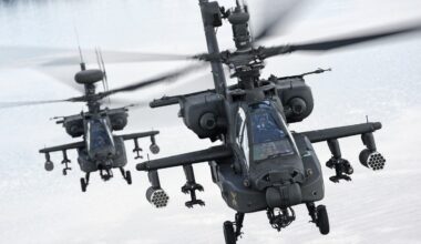 Amerykańskie śmigłowce szturmowe AH-64 Apache w drodze na warszawską defiladę na okoliczność Święta Wojska Polskiego.