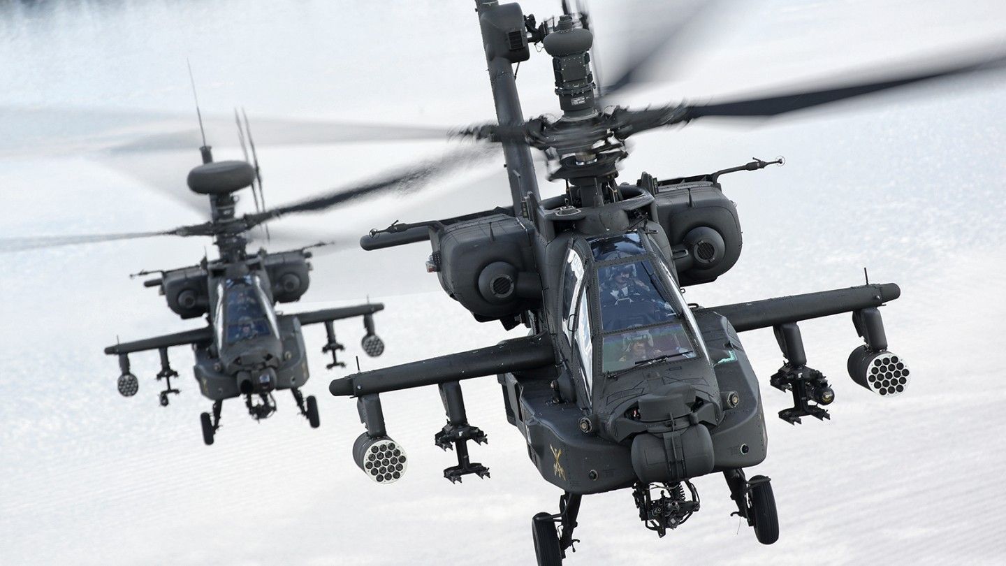 Amerykańskie śmigłowce szturmowe AH-64 Apache w drodze na warszawską defiladę na okoliczność Święta Wojska Polskiego.