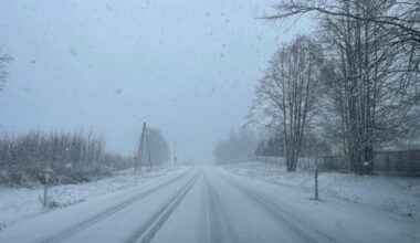 Latvijā ieplūst auksts gaiss – sniegs, putenis un brāzmains vējš -