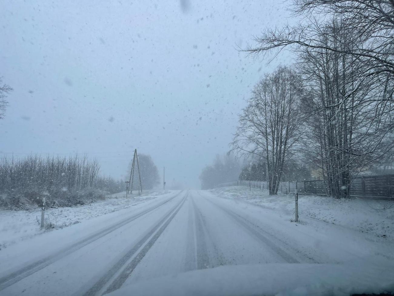 Latvijā ieplūst auksts gaiss – sniegs, putenis un brāzmains vējš -