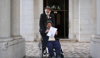 Manuel João Vieira entrega assinaturas no TC para formalizar candidatura