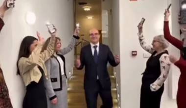 Közkívánatra, az államtitkár úr most jön!