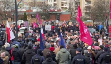 Pro-life activists are blocking entrance to hospital in Gdańsk.