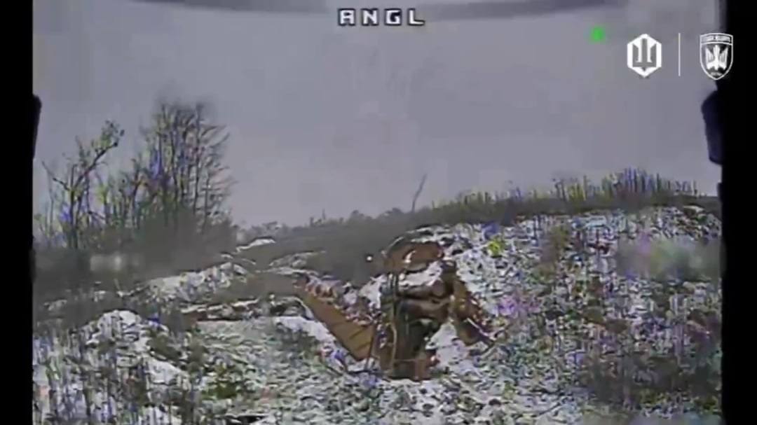 A Ukrainian FPV drone flies into a dugout packed with Russian troops in the Pokrovsk area.