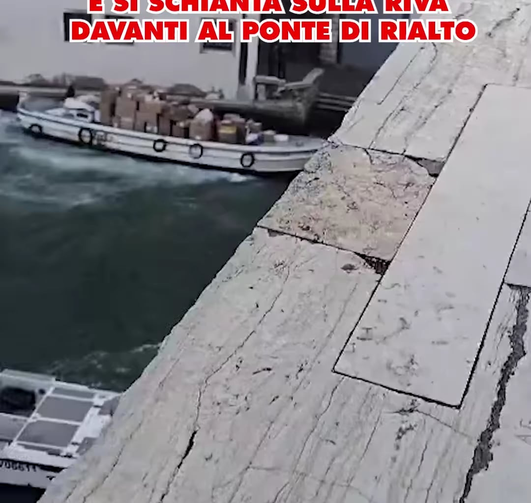 Tenta il furto di un'imbarcazione a Venezia ma distrugge una riva a Rialto