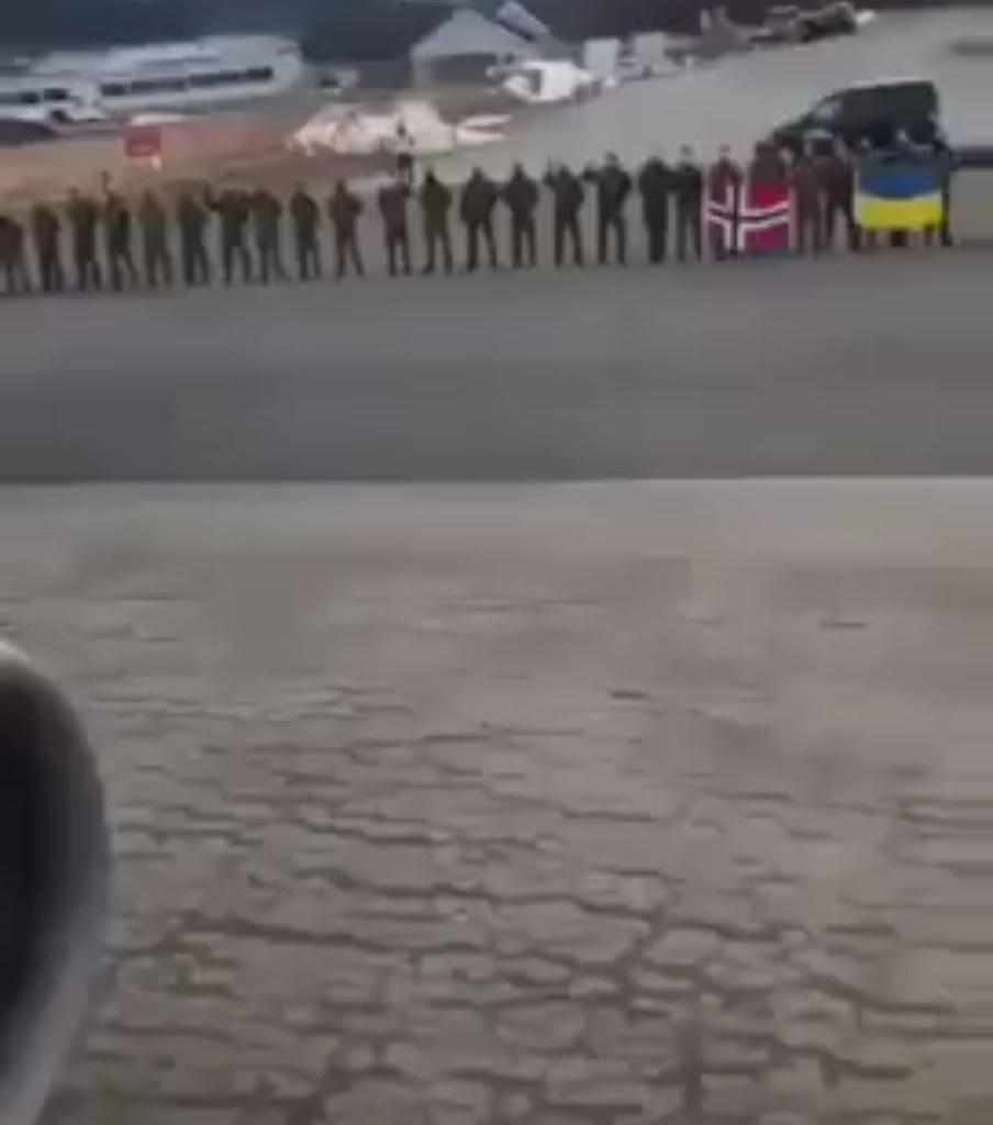 Norwegian instructors respectfully bid farewell to their Ukrainian fellow soldiers after training..🇺🇦🇧🇻