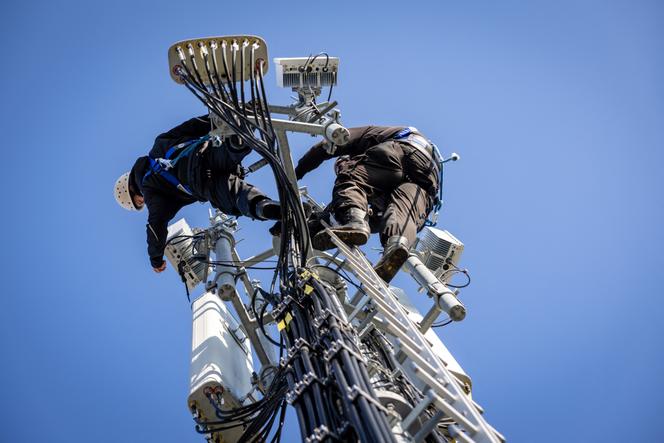 Des techniciens de l’opérateur Deutsche Telekom réparent une antenne 5G active, à Nuremberg (Allemagne), le 21 janvier 2025.