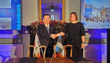 This photo provided by the Korea Trade-Investment Promotion Agency (Kotra) shows Kotra CEO and President Kang Gyeong-seong, left, and Katri Raudsepp, deputy director general of the Estonian Center for Defense Investments, shaking hands after signing a contract to export Chunmoo multiple rocket systems in Tallinn on Dec. 21. [YONHAP]