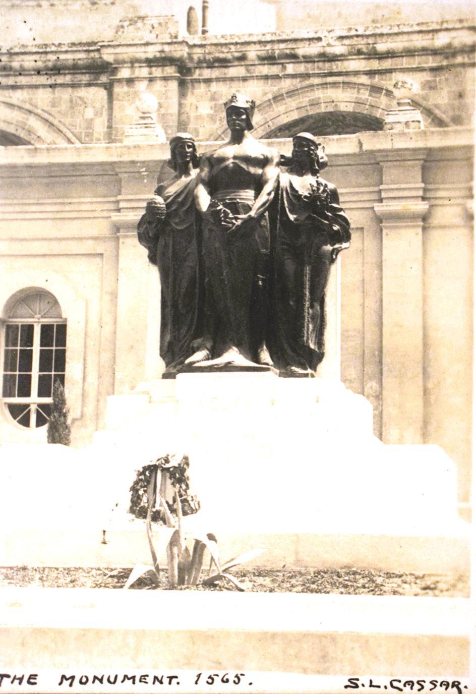 The newly inaugurated Great Siege monument, Selika card by the Atlam Cigarette company.