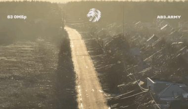 City of Lyman in Ukraine covered in a web of fiber optic cables left behind by Ukrainian and Russian drone operators. Bessere Glassfaserdeckung als zu Hause