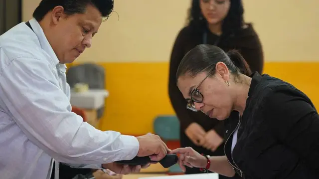 Una votante en un centro electoral este domingo en Honduras.