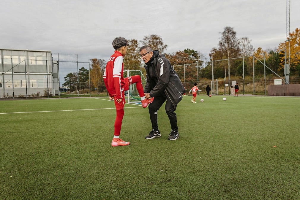Mohammed Milad kommer fram och vill att Hector Valeria ska knyta hans skor innan träningen drar i gång.