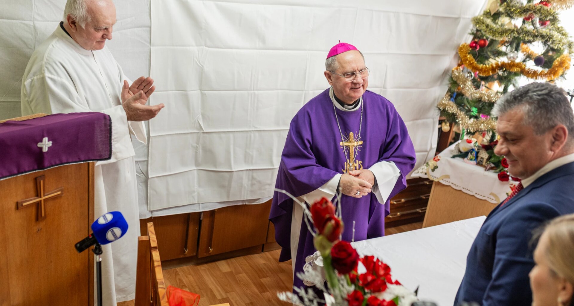 Christmas reversed in Slovakia: Why homeless people gave Metropolitan Archbishop Bernard Bober a wooden bench