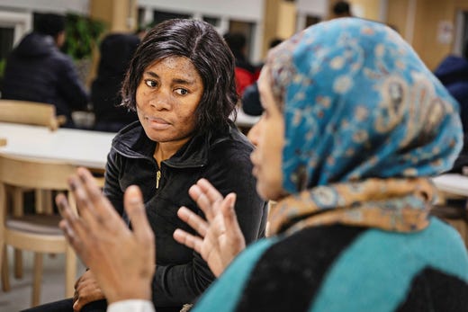 Faith Bangura oroa sig för sina barn dagligen. ”När jag ska ta min yngsta son till skolan ber jag honom vänta i hallen tills jag ser att det är lugnt utanför”, säger hon.