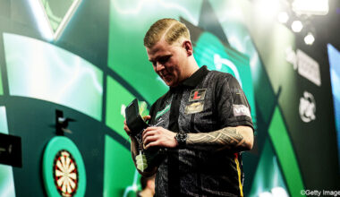 Belgisch drama op WK darts compleet: Mike De Decker gooit zijn eigen ruiten in tegen Keniaanse debutant