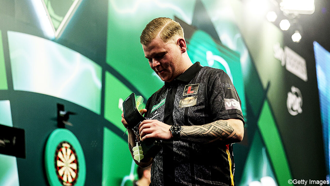 Belgisch drama op WK darts compleet: Mike De Decker gooit zijn eigen ruiten in tegen Keniaanse debutant