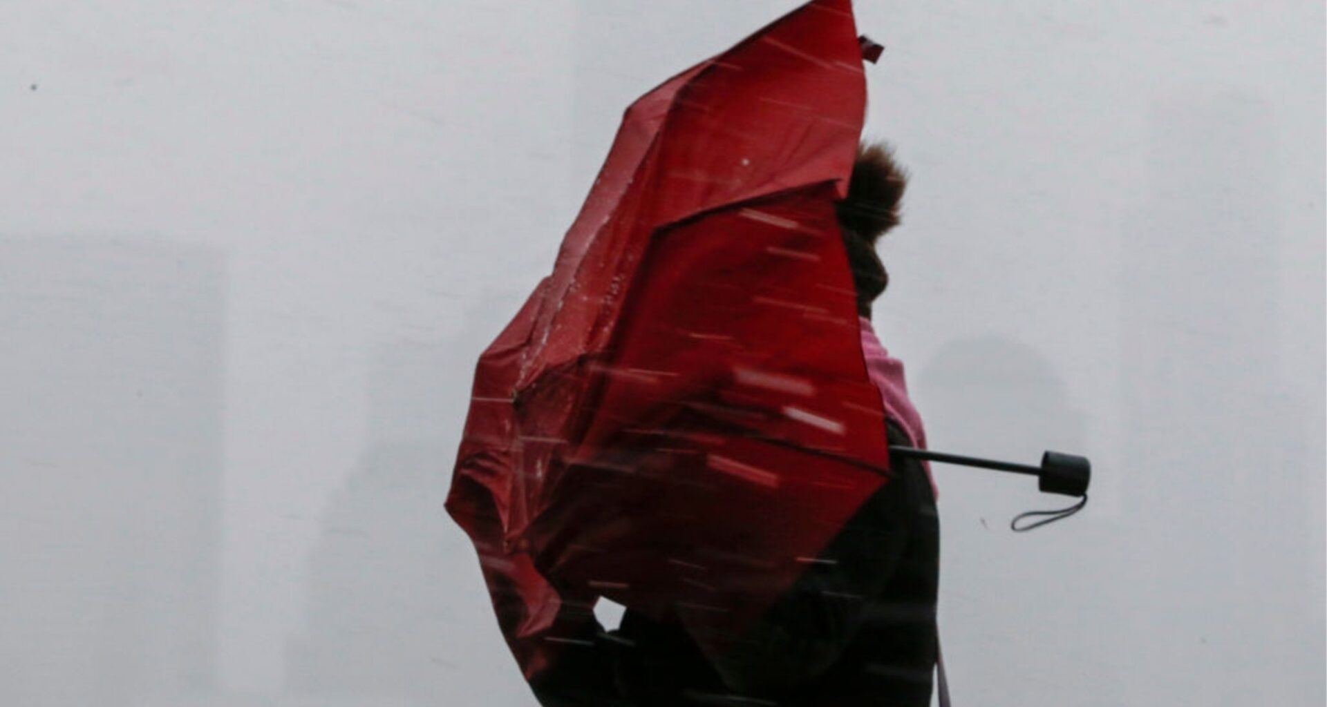 Опасно време: Жълт код за силен вятър в цяла България във вторник