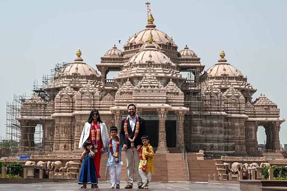 the vance family stands in front of Akshardham Temple