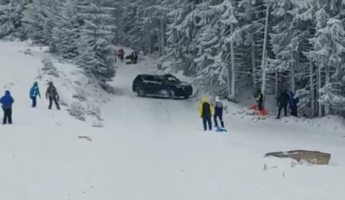 Șofer filmat în timp ce intră cu mașina pe pârtia de schi din Parâng