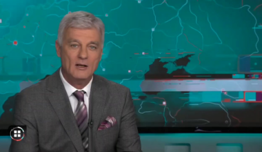 Gátlástalan senkiházi, takarodj ki a kórházakból! - így reagált Takács Péter Griffin Magyar Péter látogatására a Péterfy Sándor Utcai Kórházban, ahol ma már váratlanul volt kézfertőtlenítő a mosdóban