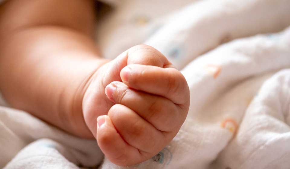 Νεκρό ένα παιδί που γεννήθηκε από το σπέρμα του Δανού στην Ελλάδα – Νοσεί και το αδερφάκι του