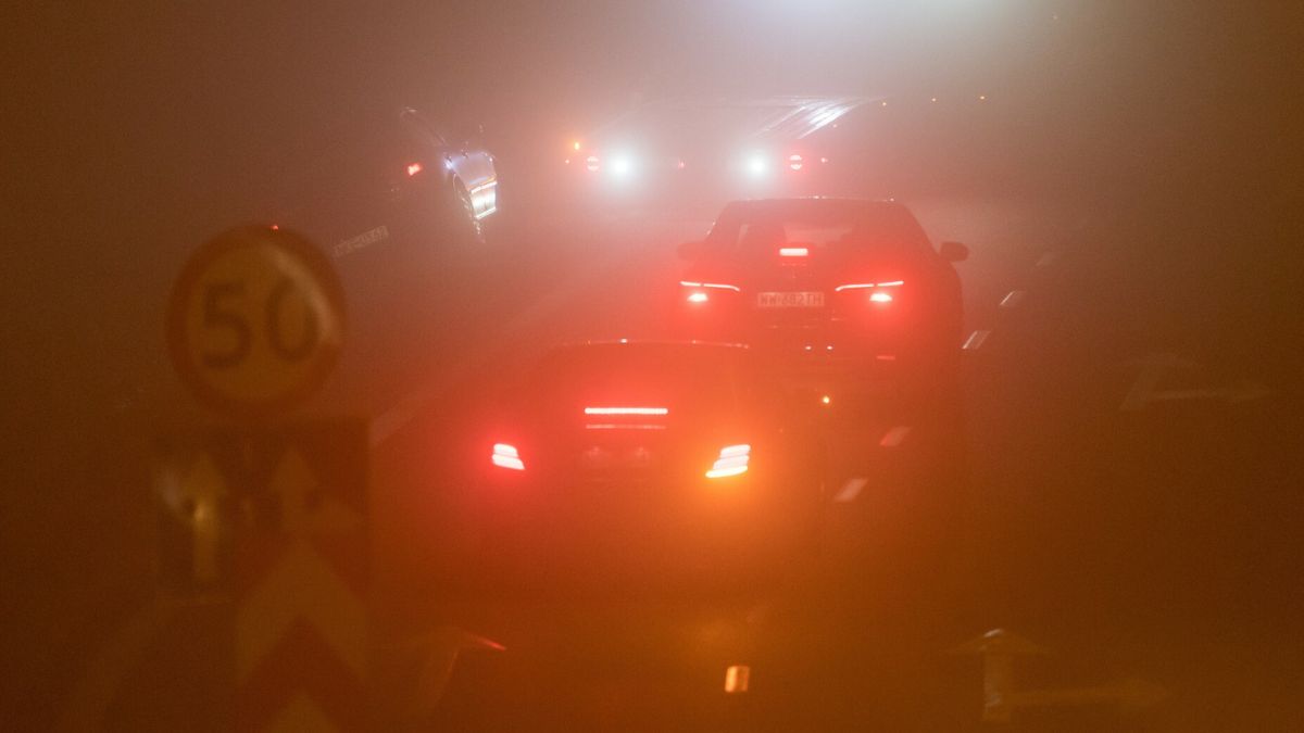 IMGW ostrzega przed gęstą mgłą. Północ i południe Polski "na żółto" - Polska