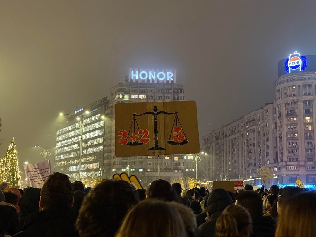 Acum în piața Victoriei