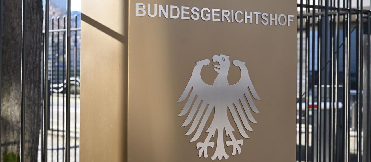 Hinweisschild mit Bundesadler und dem Schriftzug "Bundesgerichtshof".