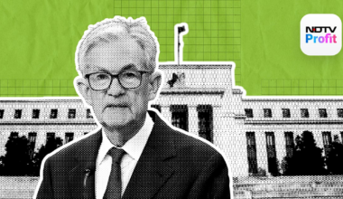 Dow Jones Up, Nasdaq Down As Traders Bet Another Rate Cut; Dollar Weakens