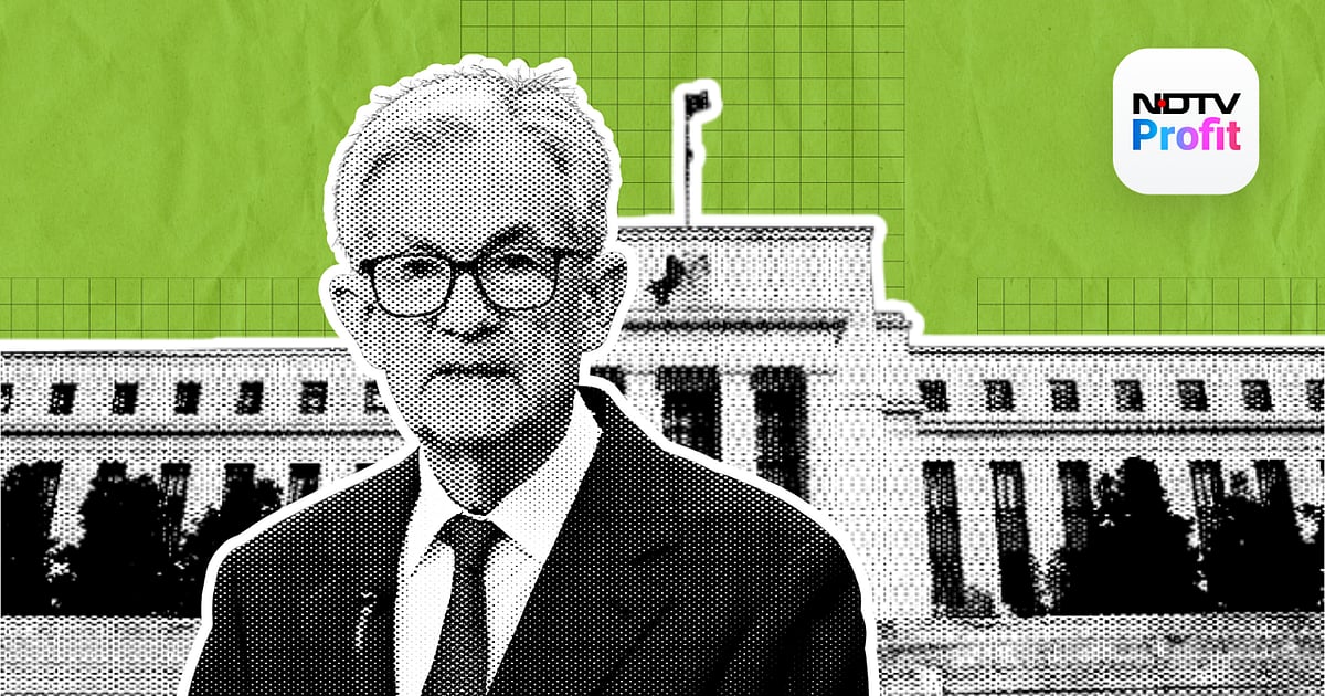 Dow Jones Up, Nasdaq Down As Traders Bet Another Rate Cut; Dollar Weakens