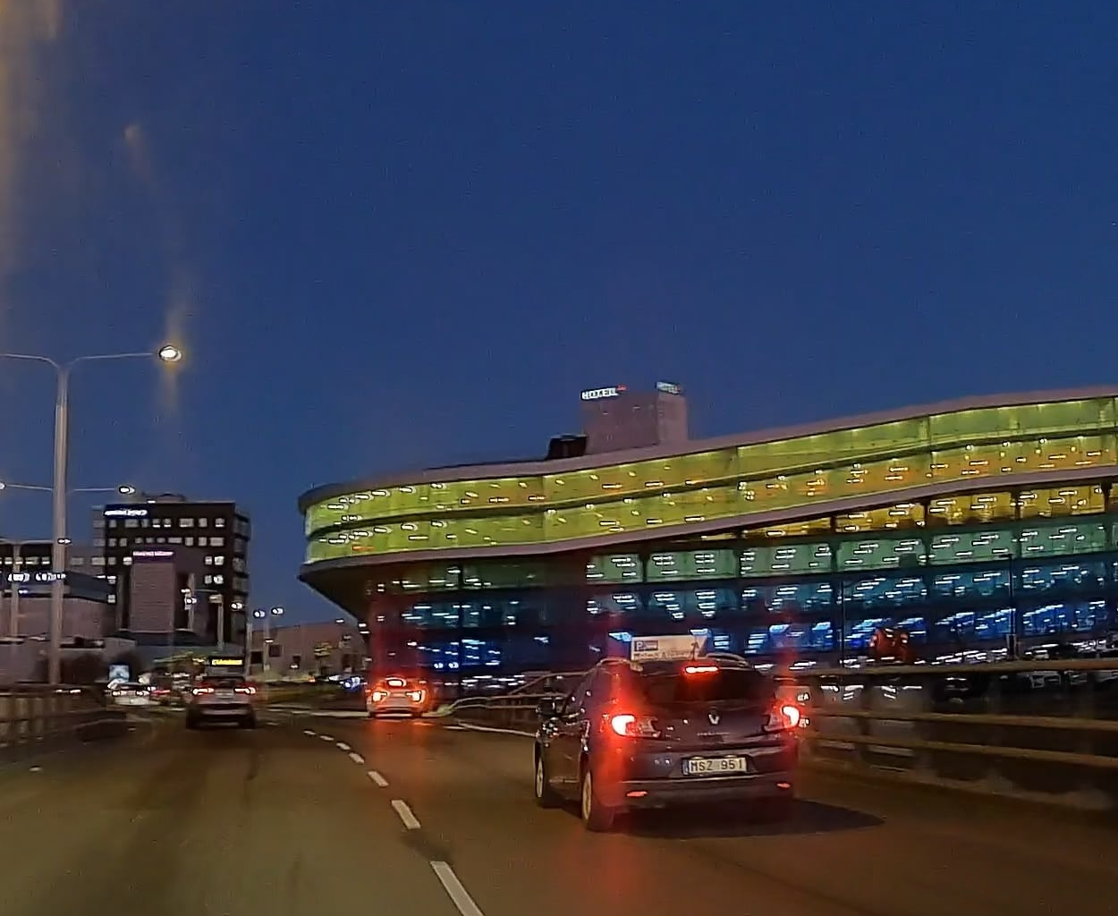 Stadsbuss kör i motsatt riktning på 90km/h väg utanför Emporia i Malmö. (30 december)