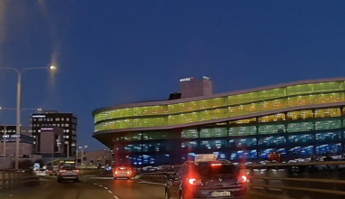 Stadsbuss kör i motsatt riktning på 90km/h väg utanför Emporia i Malmö. (30 december)