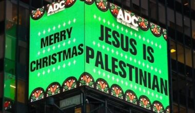 Oglasni pano na Times Squareu z napisom »Jezus je Palestinec«
