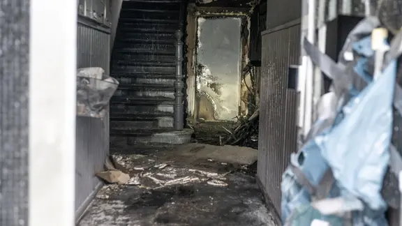 Ein Wohnhaus in Flensburg nach einem Brand.