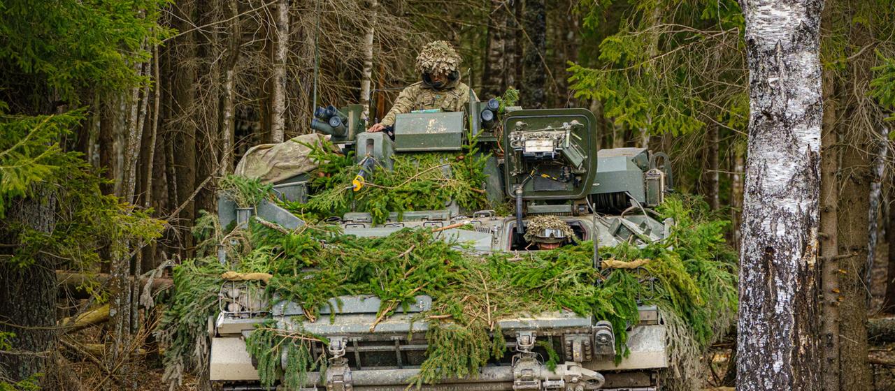 Britischer Panzer bei einem Manöver in Estland | dpa Britischer Panzer bei einem Manöver in Estland