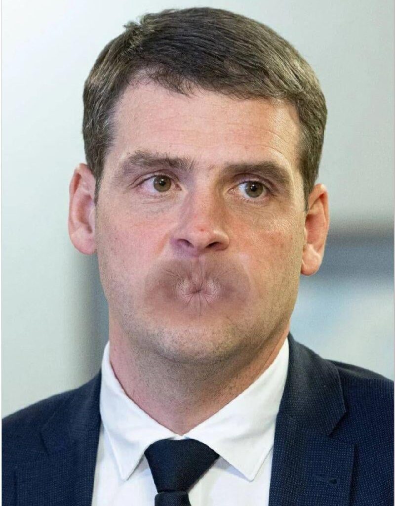 Pasidariau mitingui... Bet sako, kad negalima,nes gali išangės įsižeisti. Tai pasidedu čia