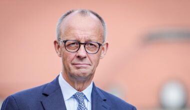 Bundeskanzler Friedrich Merz schaut ernst in Richtung der Kamera.