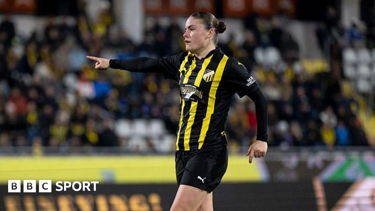 Hannah Wijk pointing with her right arm while in action for BK Hacken