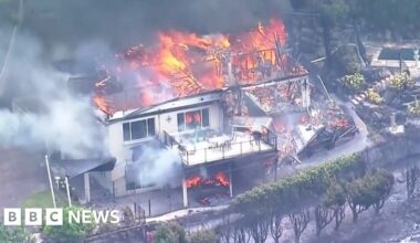 Australia wildfire rips through homes