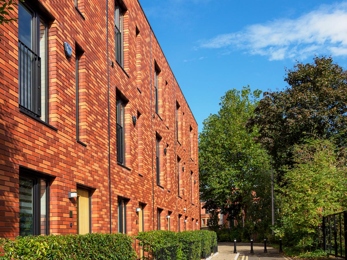 UK house prices slide £6,695 as anticipation builds over interest rate cuts