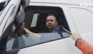 Telex videó: Ezt már nem tudjuk lenyelni, sem mink, sem a nép
„Amit az útdíjból ellopnak, azt az utakba rakják bele!” – Több száz kamionos vonult fel hétfőn Budapesten, hogy a főutakra tervezett díjemelés ellen tiltakozzanak.