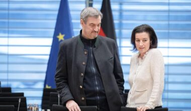 CSU-Parteitag: Markus Söder demütigt Doro Bär | „Keine Frage: Wir erwarten uns nicht viel von dir, aber viel Geld nach Bayern, liebe Doro. Das wäre schön“, stichelte Söder und garnierte sein vergiftetes Lob mit einem fiesen „Hehe“.