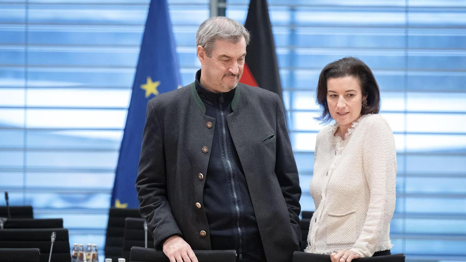 CSU-Parteitag: Markus Söder demütigt Doro Bär | „Keine Frage: Wir erwarten uns nicht viel von dir, aber viel Geld nach Bayern, liebe Doro. Das wäre schön“, stichelte Söder und garnierte sein vergiftetes Lob mit einem fiesen „Hehe“.