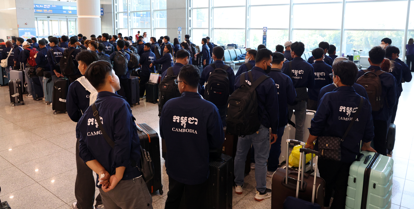 Seasonal workers from Southeast Asia wait at Incheon International Airport to board buses on May 27. [NEWS1] 