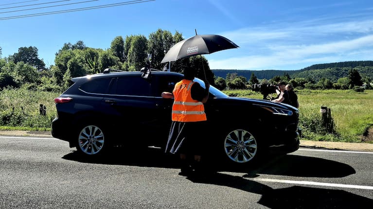 Cars arriving and being welcomed at the Waiatuhi Marae. 