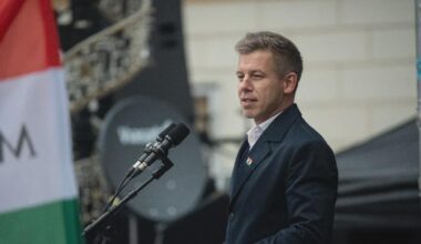 Magyar Péter: Egyre többen jelentkeznek nálunk a belső körökből és NER-es cégektől atombombának nevezhető információkkal