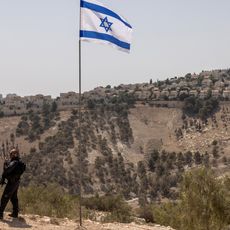 Des policiers israéliens montent la garde près de la colonie de Maale Adummim, dans un couloir terrestre connu sous le nom d'E1, le 14 août 2025.