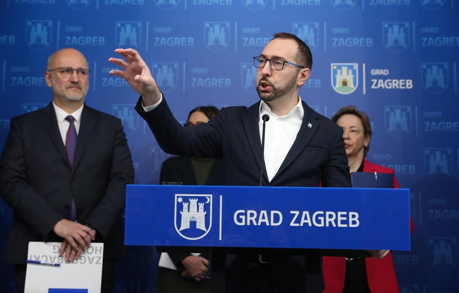 HŽ Infrastruktura, Ministarstvo obrane i Grad Zagreb usuglasili su trasu željezničkog spoja od Glavnog kolodvora do zagrebačkog aerodroma. Nova pruga duga 17,26 kilometara uključuje gotovo tri kilometra tunela, ali prvi vlak neće voziti prije sljedećeg desetljeća