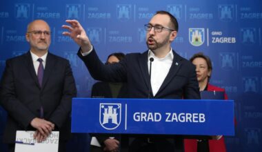 HŽ Infrastruktura, Ministarstvo obrane i Grad Zagreb usuglasili su trasu željezničkog spoja od Glavnog kolodvora do zagrebačkog aerodroma. Nova pruga duga 17,26 kilometara uključuje gotovo tri kilometra tunela, ali prvi vlak neće voziti prije sljedećeg desetljeća