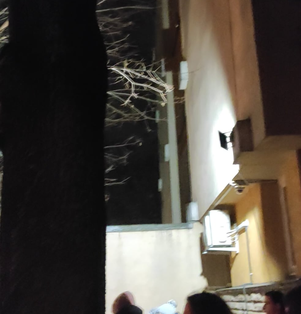 Zajlik a kiállás a Szőlő utcai javítóintézet előtt. Eközben az intézet épületében teljes sötétség.